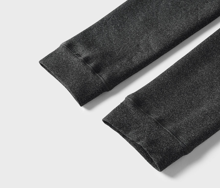 Detailaufnahme von grauen Ärmeln eines Sweatshirts mit gerippten Bündchen.