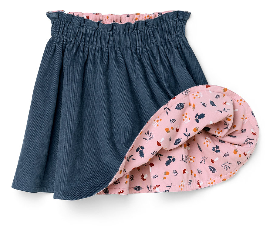 Nahaufnahme eines Kinder-Cord-Wende-Rocks, eine Seite ist blau, die andere rosa mit Aufdruck.