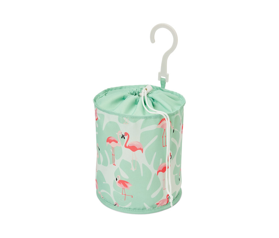 Ein Klammerbeutel mit Flamingo- und Blattmuster hängt an einem weißen Plastikhaken.