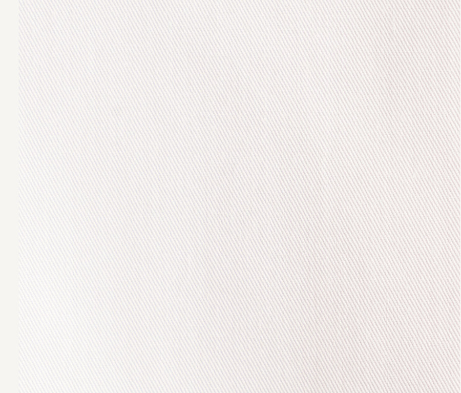 Detail einer weißen Seidensticker Kurzarm-Bluse.