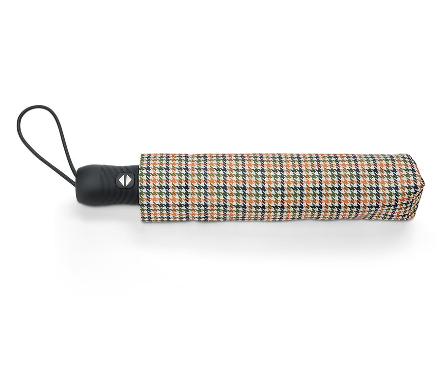 Zusammengeklappter Regenschirm mit Karomuster in Braun-, Grün- und Blautönen.