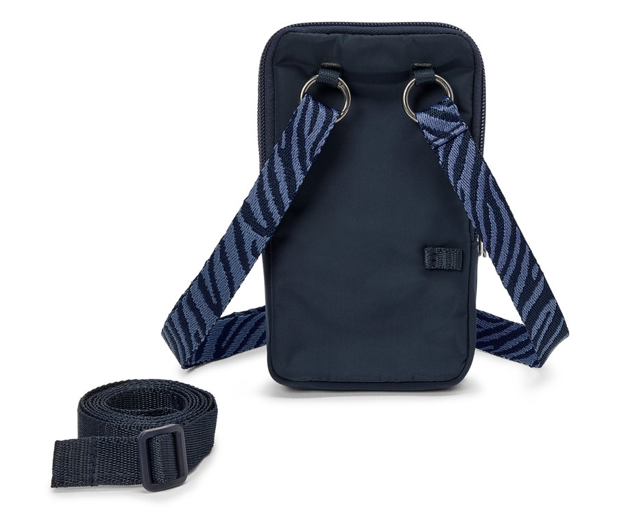 Eine blaue Handtasche mit Riemen liegt auf einem weißen Hintergrund.