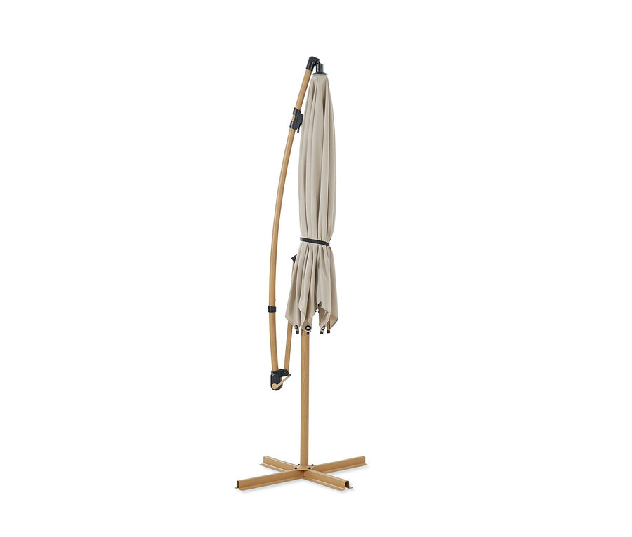 Geschlossener, beiger Leco Ampelschirm* Ø 300 cm, inkl. Schirmständer und Abdeckhaube.