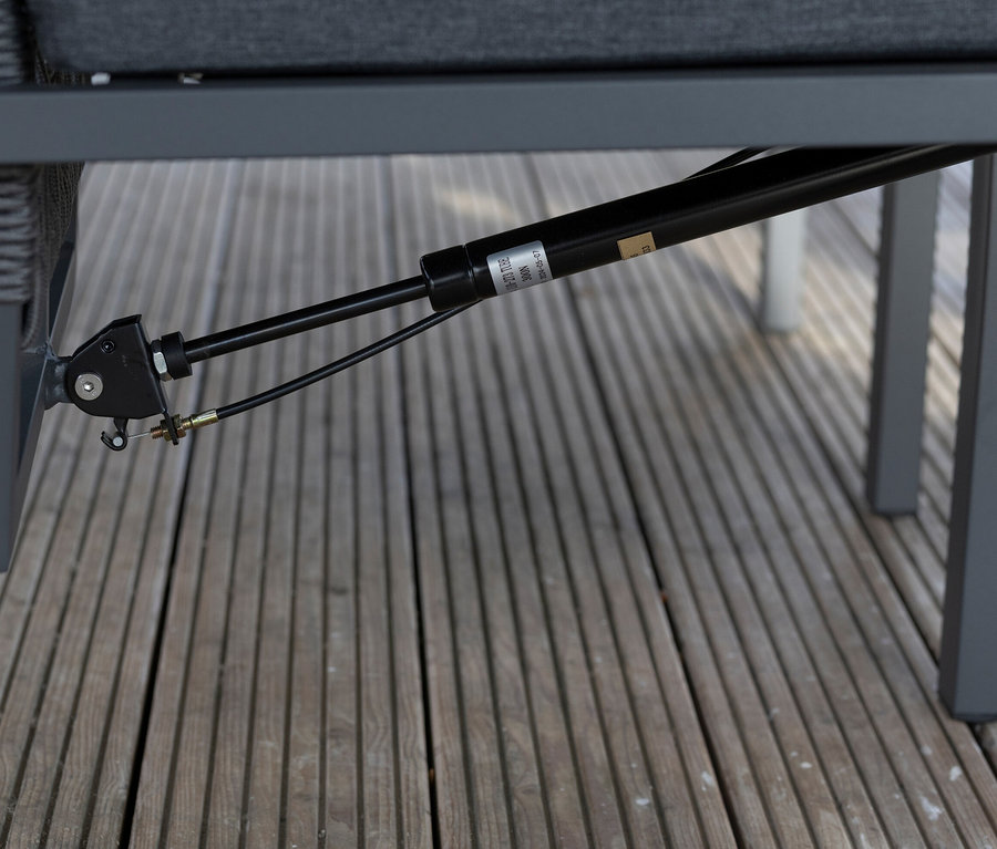 Detailaufnahme eines grauen deVries Dining-Sets auf einer Holzterrasse.