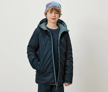 Junge trägt 2-in-1-Kinder-Softshell-und-Steppjacke.