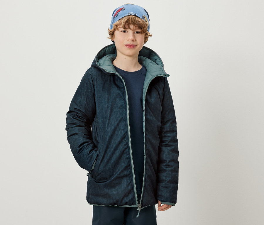 Junge trägt 2-in-1-Kinder-Softshell-und-Steppjacke.