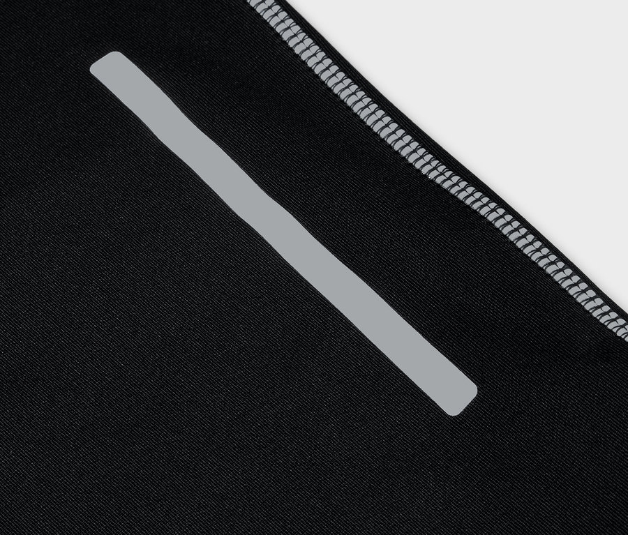 Detailaufnahme von schwarzer Sportbekleidung mit reflektierendem Streifen und grauem Saum.
