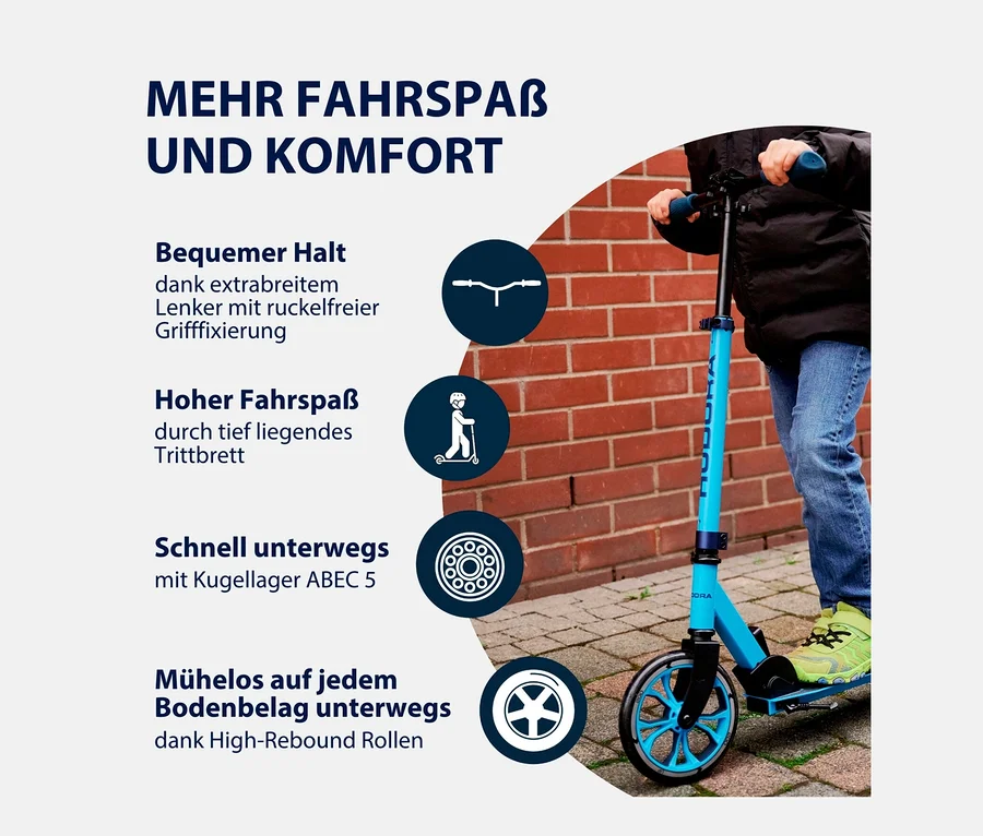 Junge fährt mit blau-grauem HUDORA Up 200 Scooter auf dem Gehweg.