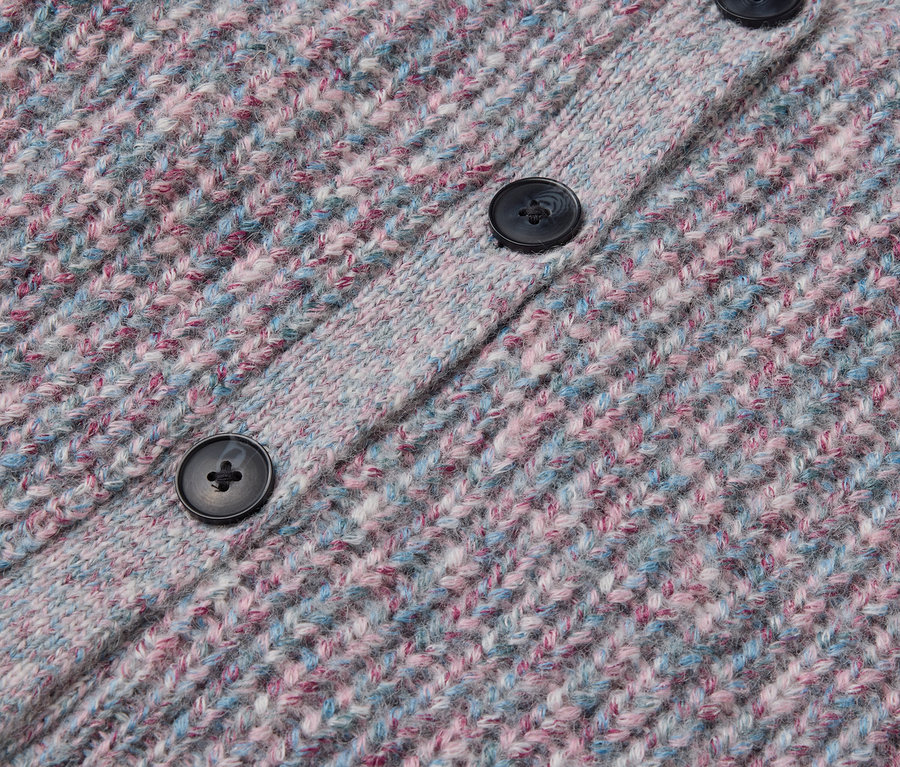 Detailaufnahme einer Kinder-Strickjacke mit RWS-zertifizierter Wolle, mit Knöpfen.