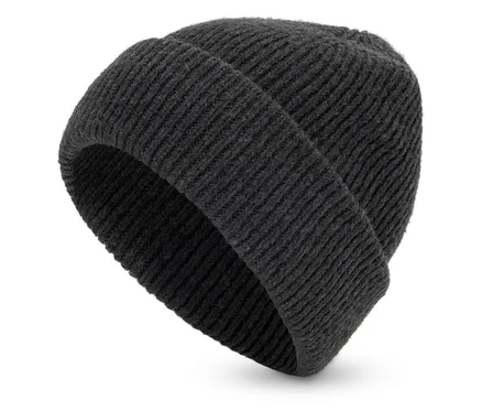 Nahaufnahme einer schwarzen Strickmütze auf weißem Hintergrund.