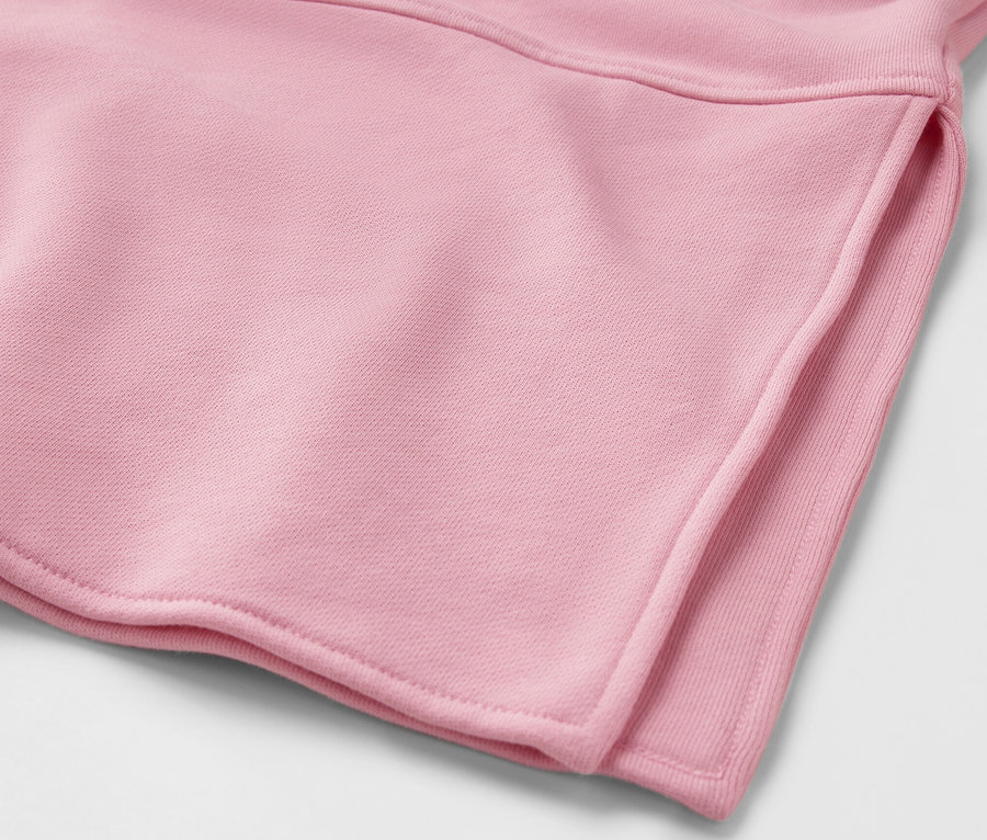 Detailansicht eines langen Kapuzensweatshirts in Rosa.