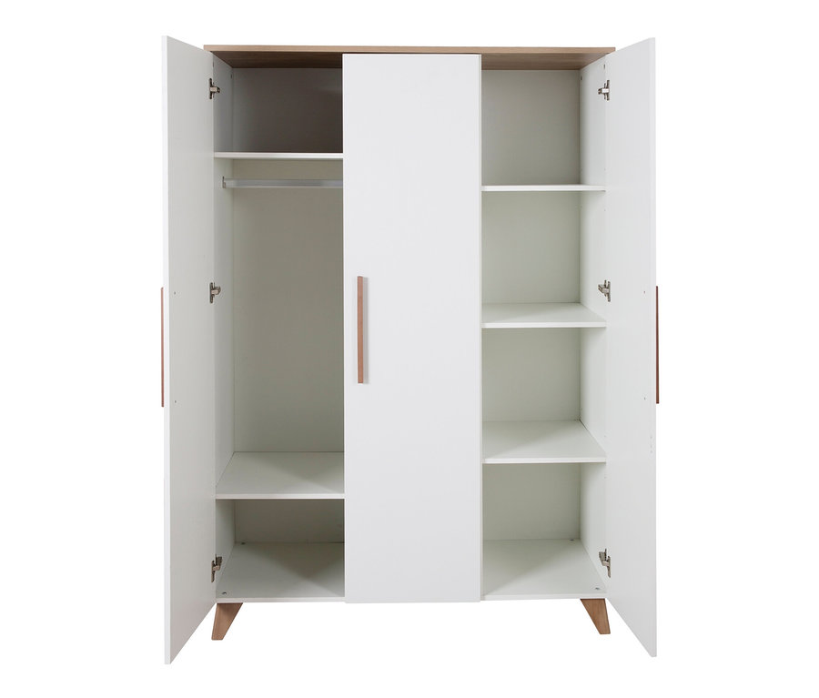 Geöffneter, weißer roba 3-türiger Kleiderschrank »Ole« mit Regalen und Kleiderstange.
