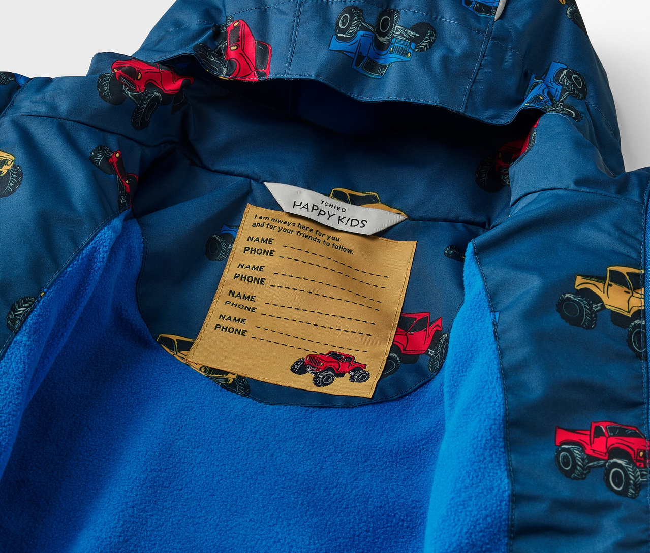 Detailansicht einer Kinder-Thermo-Regenjacke mit Monstertruck-Muster.