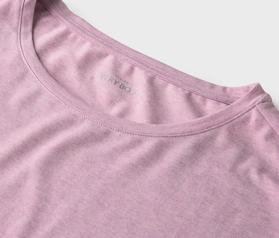 Detailaufnahme eines rosafarbenen T-Shirts mit Rundhalsausschnitt.