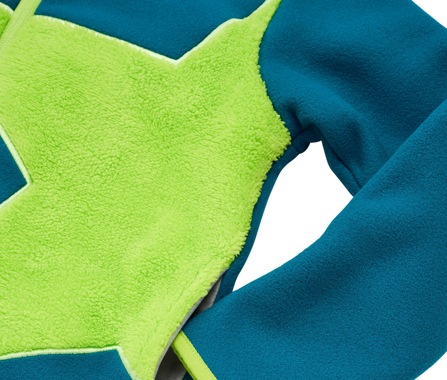 Detail einer blaugrünen Fleecejacke mit Ärmel.