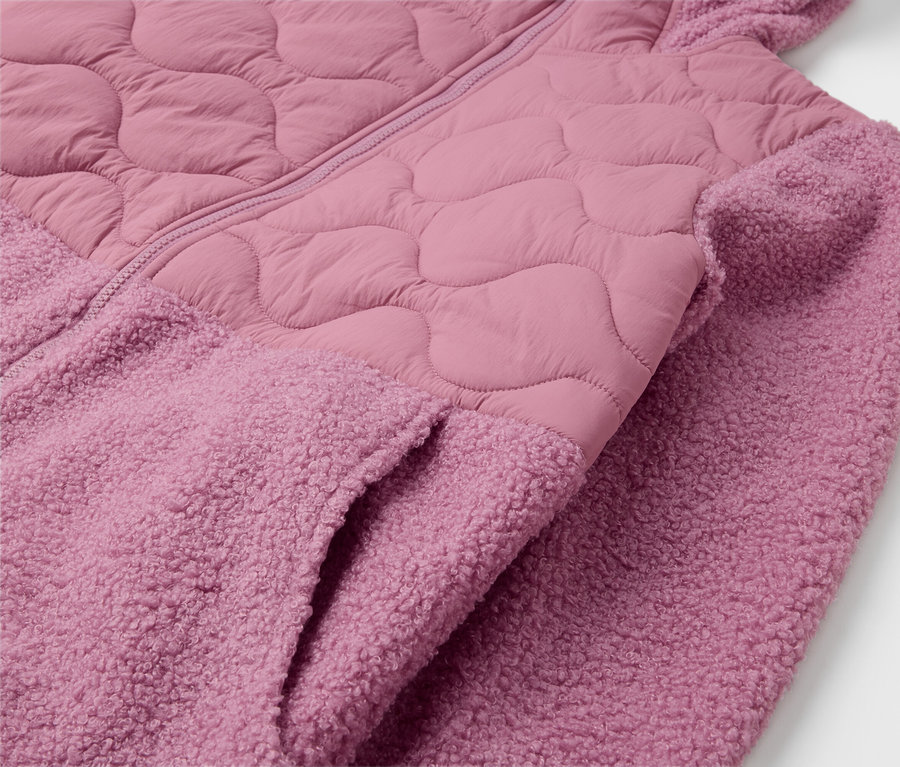 Detailaufnahme einer rosafarbenen Kapuzenjacke mit Tasche.