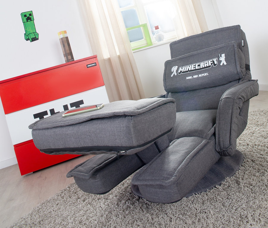 Grauer roba Minecraft Loungesessel mit Beinen und Armlehne auf einem zotteligen Teppich.