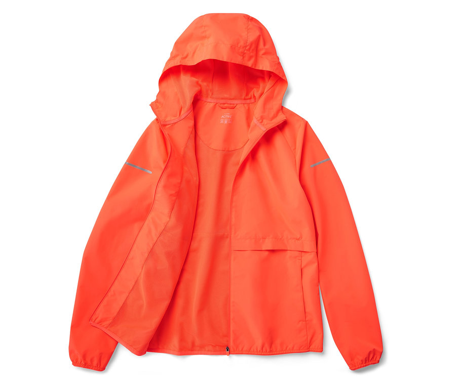 Eine offene, orangefarbene Kapuzenjacke liegt auf einem weißen Hintergrund.