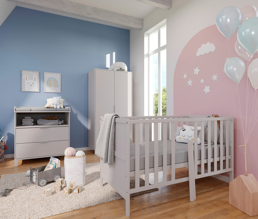 Kinderzimmer mit Gitterbett, Kommode und breitem Wickelaufsatz »Alkmaar«.