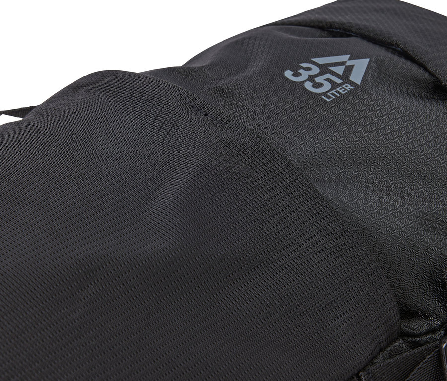 Nahaufnahme eines schwarzen 35-Liter-Rucksacks mit dem Aufdruck '35 LITER'.