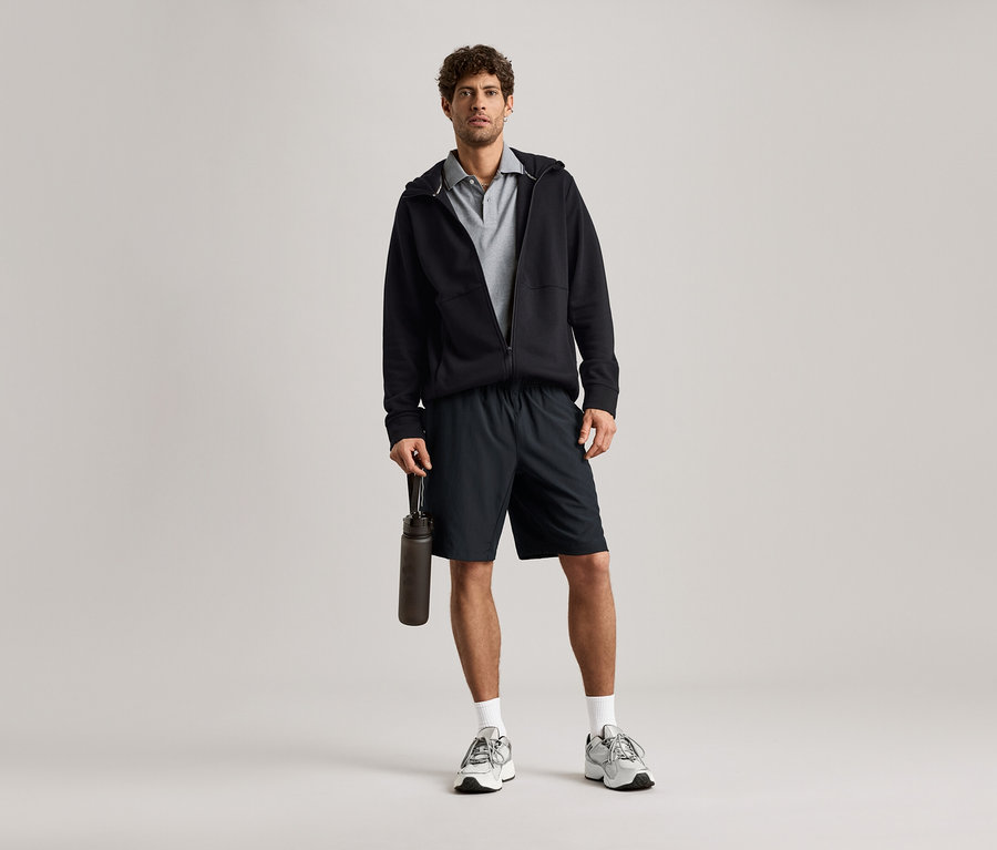 Mann mit schwarzer Sweatjacke und Trinkflasche