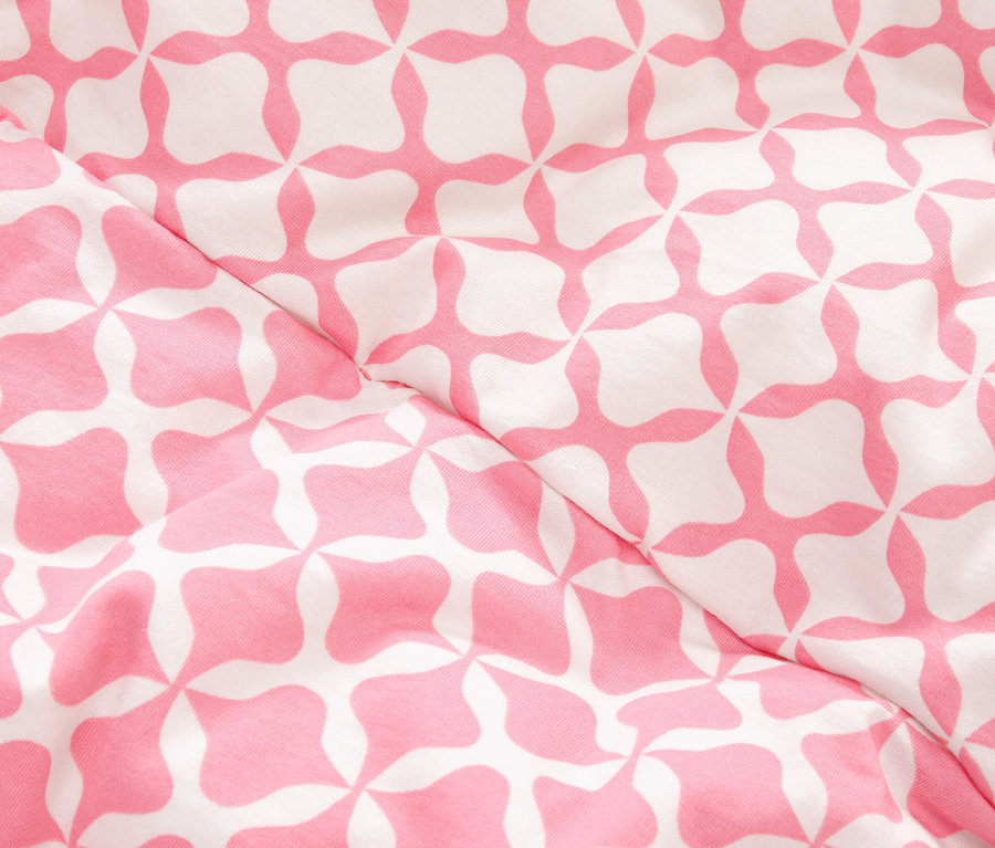 Nahaufnahme eines Stoffes mit rosa und weißem geometrischen Muster.