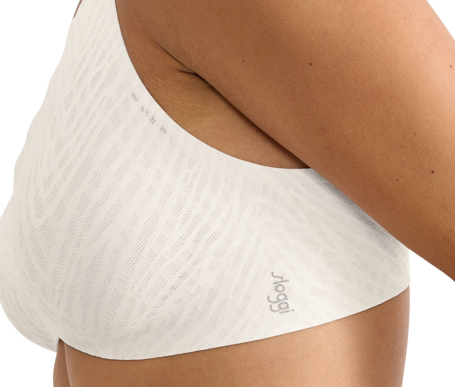 Nahaufnahme einer Frau, die einen weißen Sloggi BH trägt.