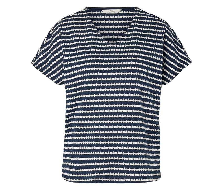 Ein blau-weiß gestreiftes T-Shirt mit V-Ausschnitt liegt auf einem weißen Hintergrund.