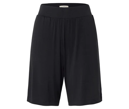 Schwarze Shorts vor einem weißen Hintergrund.