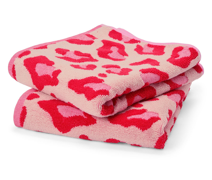 Zwei gefaltete, rosa Handtücher mit Leopardenmuster liegen übereinander.