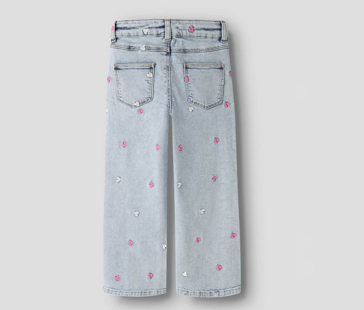 Rückansicht einer hellblauen NAME IT Wide Leg Jeans mit rosa und weißen Herzchen.