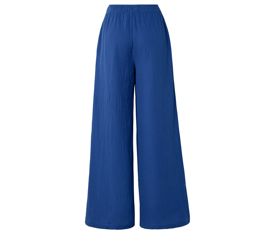 Blaue, locker sitzende Stoffhose mit weitem Bein.