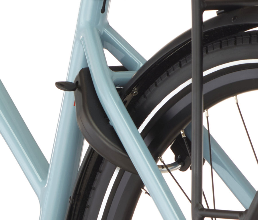 Detailansicht des Hinterrads eines hellblauen FISCHER Trekking-E-Bike VIATOR MOVE mit Trapez-Rahmen und Gepäckträger.