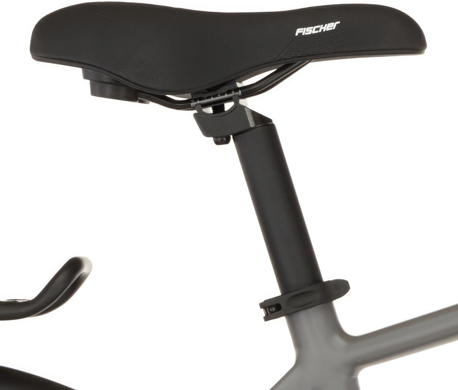 Nahaufnahme vom schwarzen Sattel des FISCHER Trekking-E-Bike VIATOR MOVE mit Diamant-Rahmen.