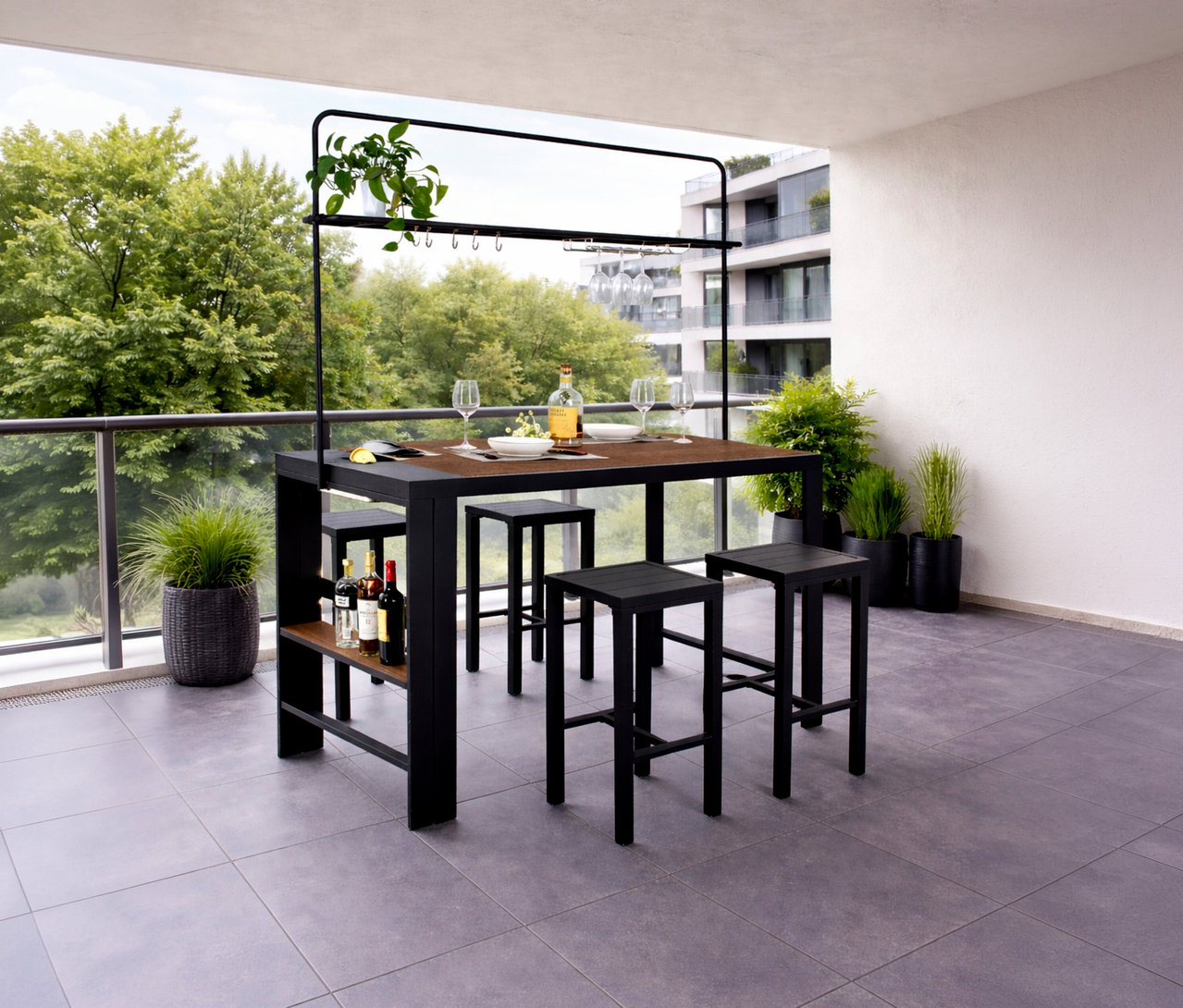 Auf einer Terrasse steht ein Leco Bartisch mit vier Hockern, dekoriert mit Pflanzen, Gläsern, Geschirr und Getränken.