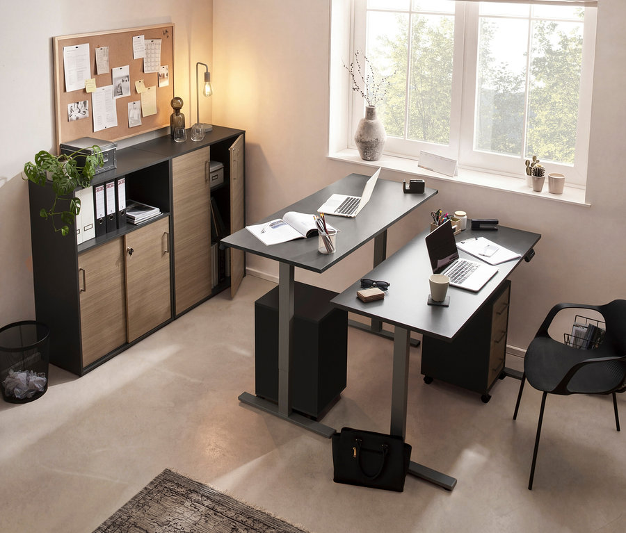 Büro mit zwei Schreibtischen und anthrazit/canello Aktenschrank »Metz« mit zwei Türen.