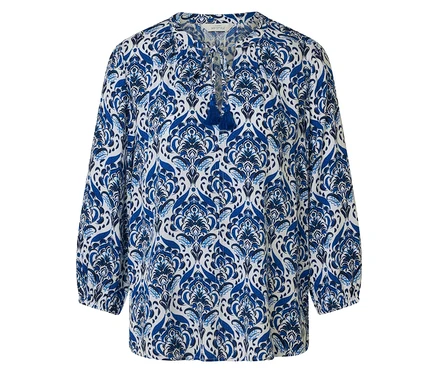 Bluse mit blau-weißem Muster und Troddel-Detail.