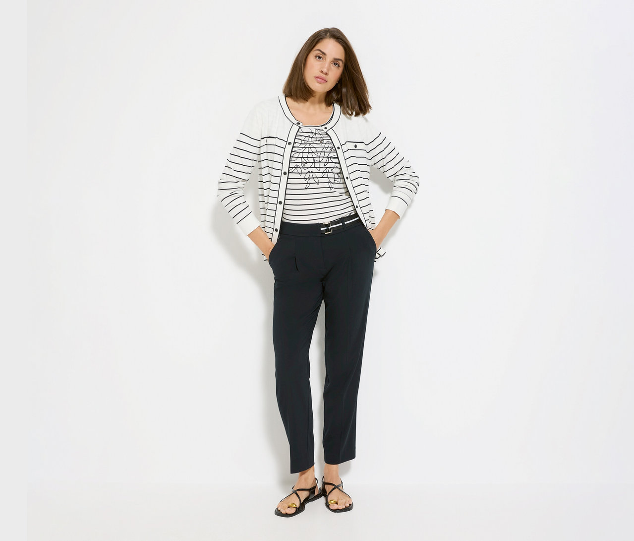 Frau mit Olsen Shirt unter einem gestreiften Olsen Cardigan »LA«, dazu dunkle Hose und Sandalen.
