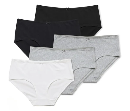 Fünf Baumwollslips in Weiß, Grau und Schwarz liegen übereinander.