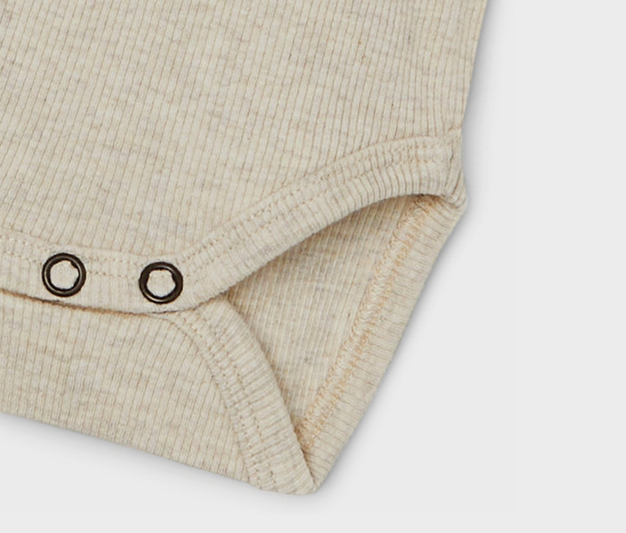 Nahaufnahme von einem der 2 NAME IT Baby-Bodys in Keepsake Lilac.