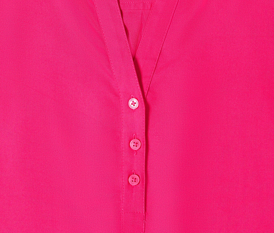 Nahaufnahme der pinkfarbenen CECIL Tunikabluse mit Knopfleiste und Kragen.