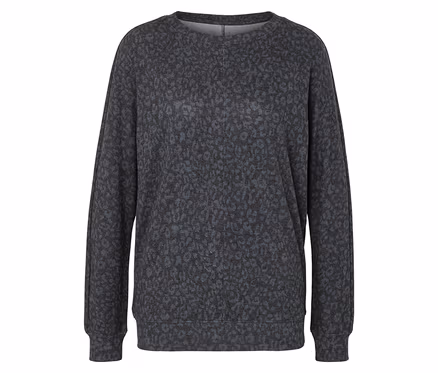 Grauer Pullover mit Leopardenmuster.
