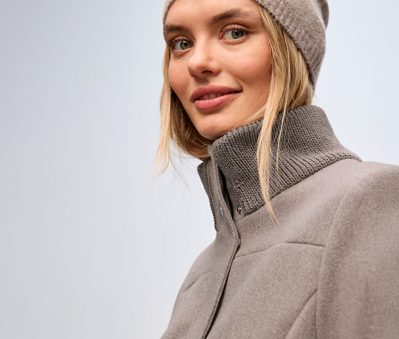 Frau trägt einen Street One Kurzmantel und eine Mütze.