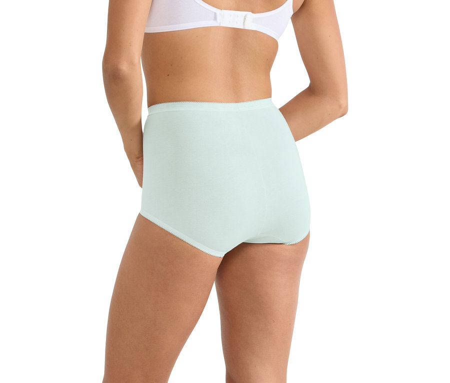 Rückansicht einer Frau, die hellblaue Baumwollunterwäsche und einen weißen BH trägt.