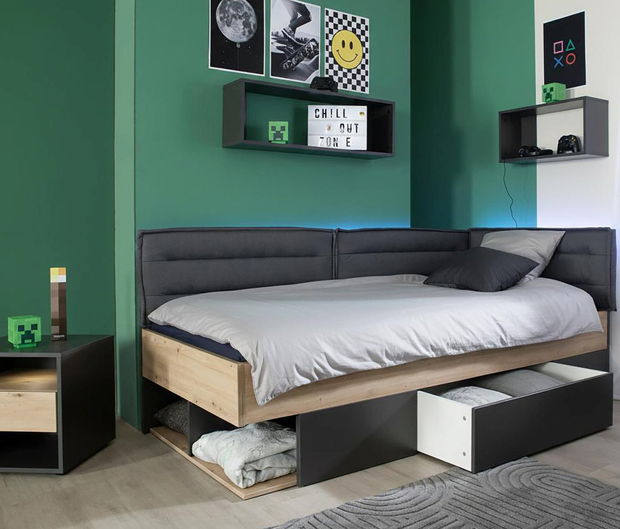 Bett mit offenem Schubladensystem und grauem Kopfteil vor grüner Wand. An der Wand hängt ein Roba Wandregal »Marvin«, 60 cm