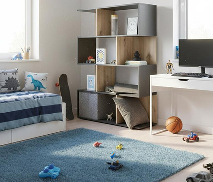 Kinderzimmer mit blauem Teppich und Roba Bücherregal »Marvin« an der Wand.