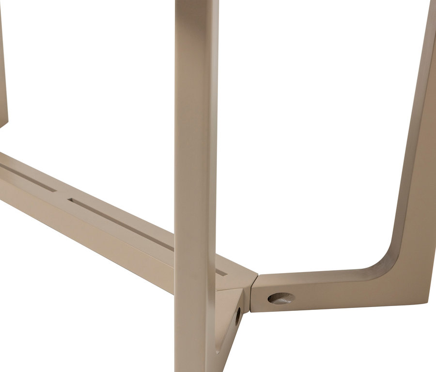 Detailansicht von hellbeinfarbenen Tischbeinen und der Rahmenkonstruktion.