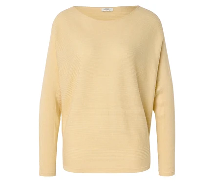 Ein hellgelber, horizontal gerippter Pullover mit langen Ärmeln liegt flach auf einem weißen Hintergrund.
