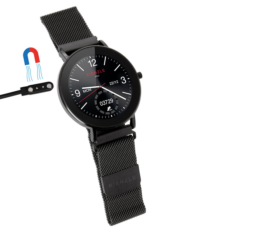 Nahaufnahme einer schwarzen Kienzle-Uhr mit schwarzem Armband und einem magnetischen Ladegerät.