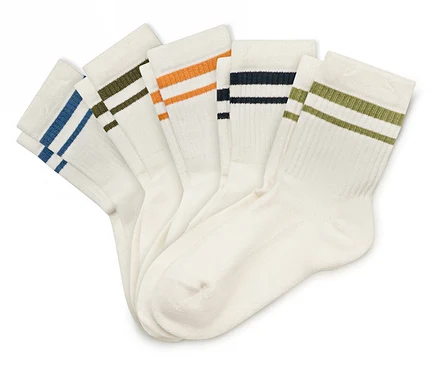Fünf weiße Socken liegen gefächert nebeneinander, jede mit zwei farbigen Streifen am oberen Rand: blau, oliv, orange, dunkelblau und hellgrün.